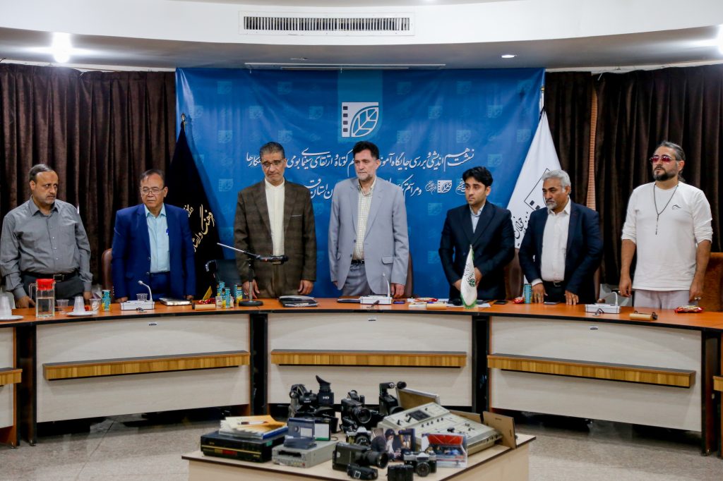 معلمان سینما در قم تجلیل شدند انجمن سینمای جوانان ایران - دفترقم پایگاه خبری قم سینما