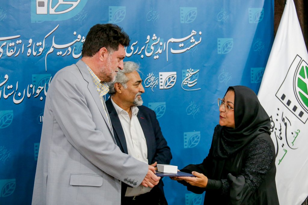 معلمان سینما در قم تجلیل شدند انجمن سینمای جوانان ایران - دفترقم پایگاه خبری قم سینما