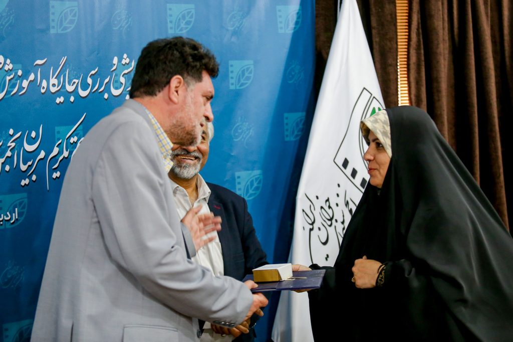 معلمان سینما در قم تجلیل شدند انجمن سینمای جوانان ایران - دفترقم پایگاه خبری قم سینما